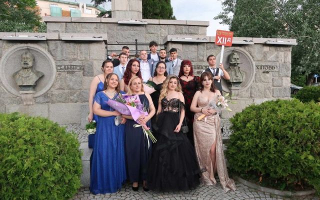 Поздравления на нашите завършващи дванадесетокласници!