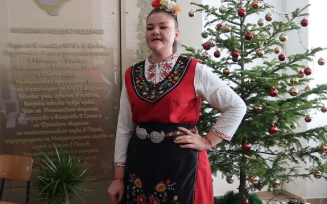 На 06.12.2024 г., Никулден, в Професионална гимназия по хотелиерство и туризъм „Академик Неделчо Неделчев“-Сливен грейнаха коледните светлини!