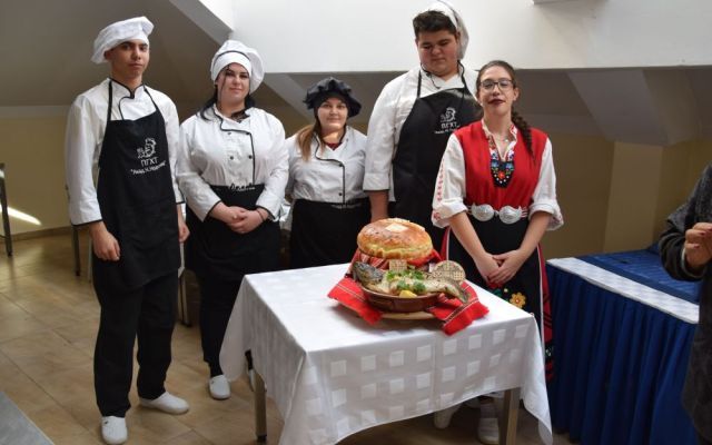 В очакване на Никулден с Дора Куршумова  и учениците на ПГХТ „Акад. Н. Неделчев“