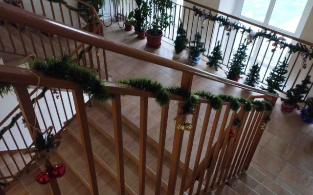На 06.12.2024 г., Никулден, в Професионална гимназия по хотелиерство и туризъм „Академик Неделчо Неделчев“-Сливен грейнаха коледните светлини!