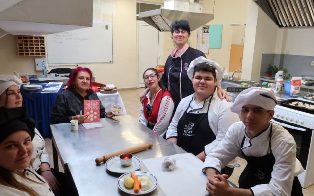В очакване на Никулден с Дора Куршумова  и учениците на ПГХТ „Акад. Н. Неделчев“