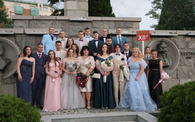 Поздравления на нашите завършващи дванадесетокласници!