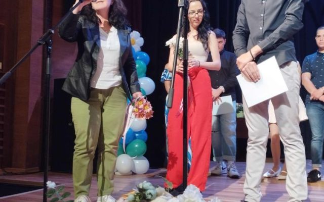 Поздравления на нашите завършващи дванадесетокласници!