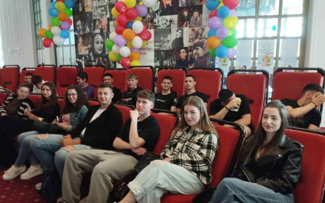 От белия лист до киното: Благой Иванов вдъхнови ученици от ПГХТ да следват въображението си
