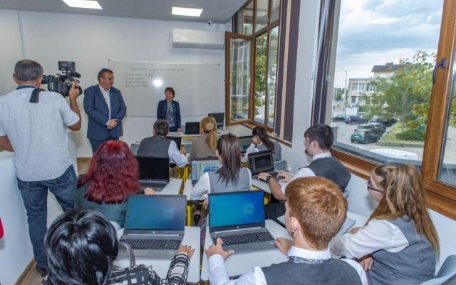 Официален старт на ново изграден STEM център в Професионална гимназия по хотелиерство и туризъм „Академик Неделчо Неделчев“ [28.09.2022]