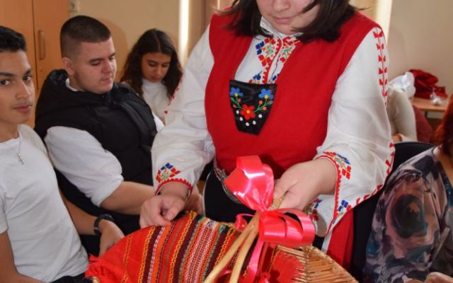 „Магията на Коледните празници, традиции и обичаи у нас и по света“ [19.12.2023]