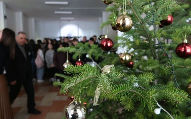 На 06.12.2024 г., Никулден, в Професионална гимназия по хотелиерство и туризъм „Академик Неделчо Неделчев“-Сливен грейнаха коледните светлини! [07.12.2024]