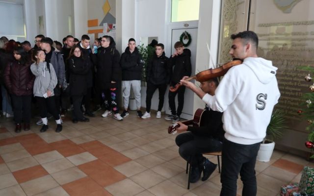 На 06.12.2024 г., Никулден, в Професионална гимназия по хотелиерство и туризъм „Академик Неделчо Неделчев“-Сливен грейнаха коледните светлини! [07.12.2024]
