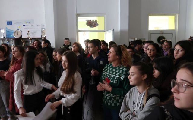 На 06.12.2024 г., Никулден, в Професионална гимназия по хотелиерство и туризъм „Академик Неделчо Неделчев“-Сливен грейнаха коледните светлини! [07.12.2024]