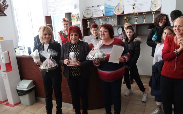 На 06.12.2024 г., Никулден, в Професионална гимназия по хотелиерство и туризъм „Академик Неделчо Неделчев“-Сливен грейнаха коледните светлини! [07.12.2024]