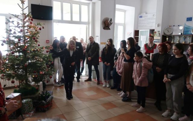 На 06.12.2024 г., Никулден, в Професионална гимназия по хотелиерство и туризъм „Академик Неделчо Неделчев“-Сливен грейнаха коледните светлини! [07.12.2024]