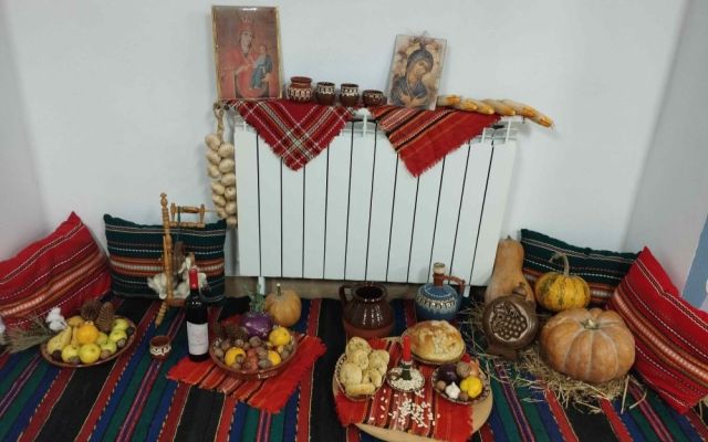 На 06.12.2024 г., Никулден, в Професионална гимназия по хотелиерство и туризъм „Академик Неделчо Неделчев“-Сливен грейнаха коледните светлини! [07.12.2024]