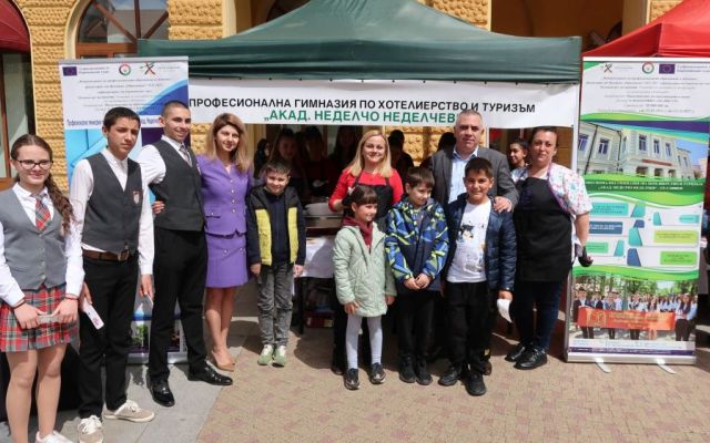 Посрещаме Велики четвъртък с общоградско боядисване на великденски яйца в Сливен [17.04.2025]