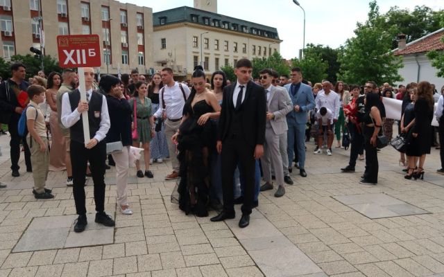 Поздравления на нашите завършващи дванадесетокласници! [24.05.2025]