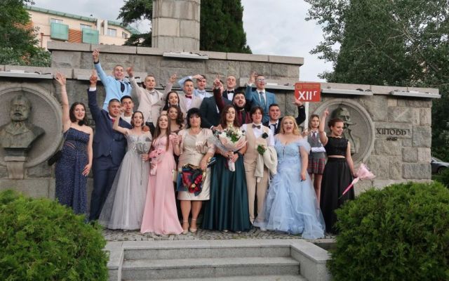 Поздравления на нашите завършващи дванадесетокласници! [24.05.2025]
