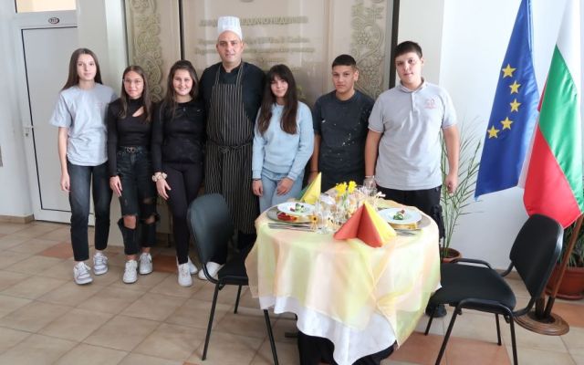 Вкусен празник в ПГХТ „Акад. Н. Неделчев“ [21.10.2025]