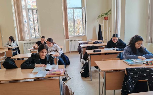 Пъстра литературна магия и вълнуваща среща с поетесата Анна Малешкова [26.11.2025]