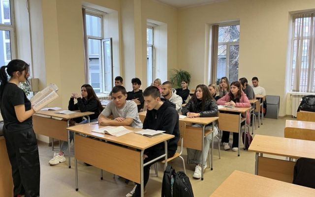 Пъстра литературна магия и вълнуваща среща с поетесата Анна Малешкова [26.11.2025]