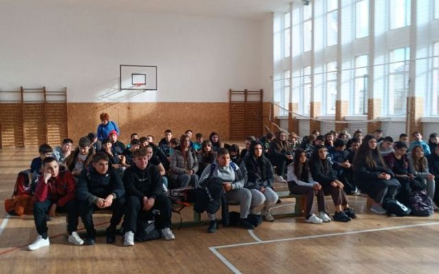 Клуб „Анимационен хоризонт“ подари коледна магия на седмокласници [19.12.2025]