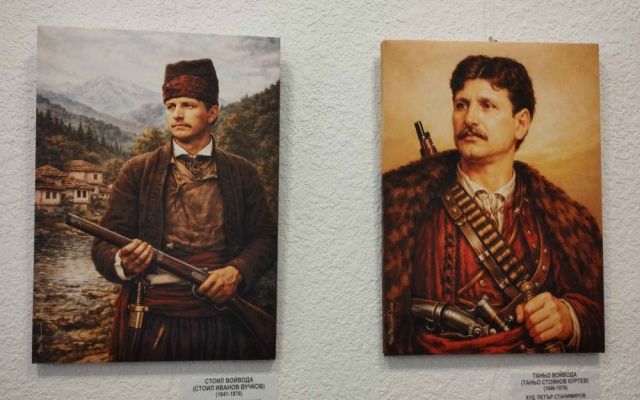 Урок по история в библиотеката: ПГХТ – Сливен почете героите от Април 1876-а [04.05.2026]