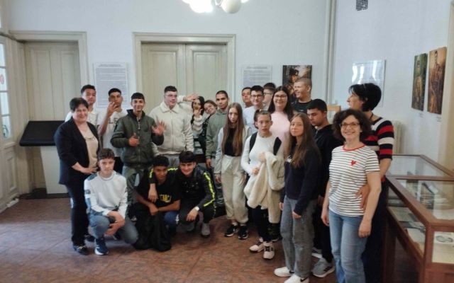 Урок по история в библиотеката: ПГХТ – Сливен почете героите от Април 1876-а [04.05.2026]