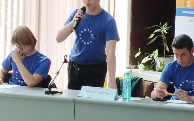 Гласът на младите: ПГХТ с участие в дебат за демокрацията [04.05.2026]