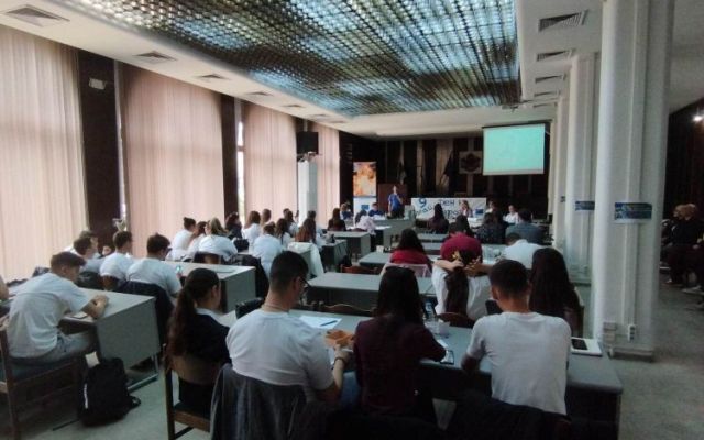 Гласът на младите: ПГХТ с участие в дебат за демокрацията [04.05.2026]