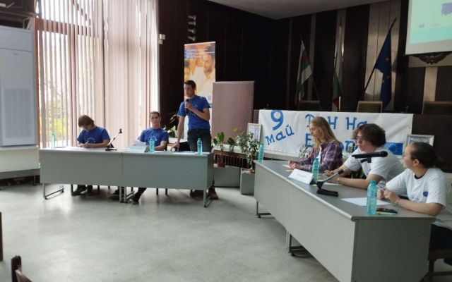 Гласът на младите: ПГХТ с участие в дебат за демокрацията [04.05.2026]