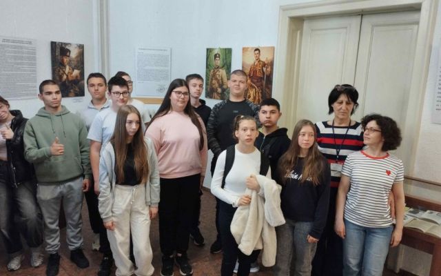 Урок по история в библиотеката: ПГХТ – Сливен почете героите от Април 1876-а