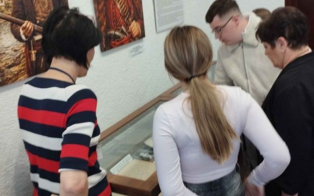 Урок по история в библиотеката: ПГХТ – Сливен почете героите от Април 1876-а