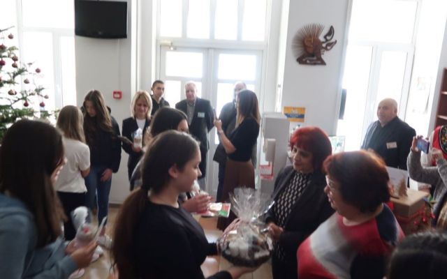 На 06.12.2024 г., Никулден, в Професионална гимназия по хотелиерство и туризъм „Академик Неделчо Неделчев“-Сливен грейнаха коледните светлини!