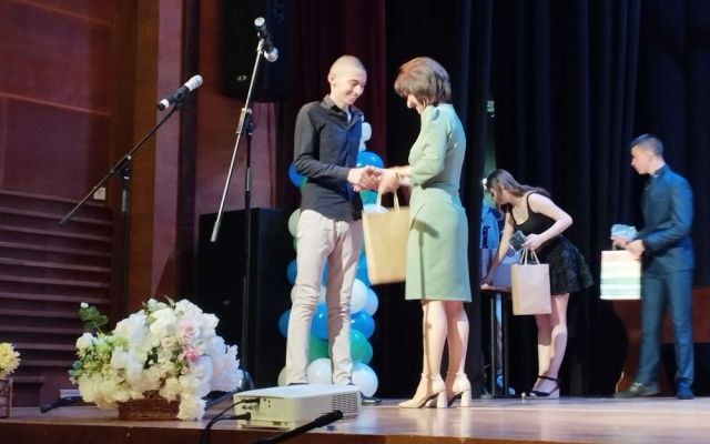 Поздравления на нашите завършващи дванадесетокласници!