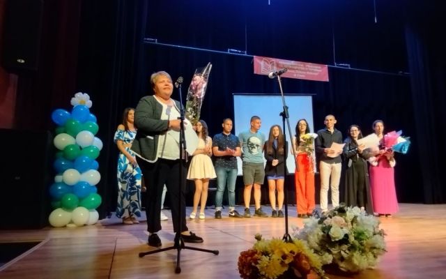 Поздравления на нашите завършващи дванадесетокласници!
