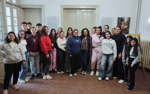 Урок по история в библиотеката: ПГХТ – Сливен почете героите от Април 1876-а