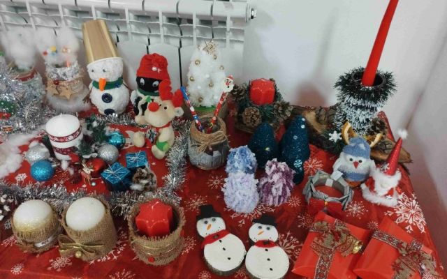 На 06.12.2024 г., Никулден, в Професионална гимназия по хотелиерство и туризъм „Академик Неделчо Неделчев“-Сливен грейнаха коледните светлини!
