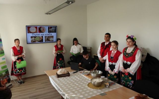Пътят на хляба - едно пътешествие с iхб клас в хлебозавод „Демеа“