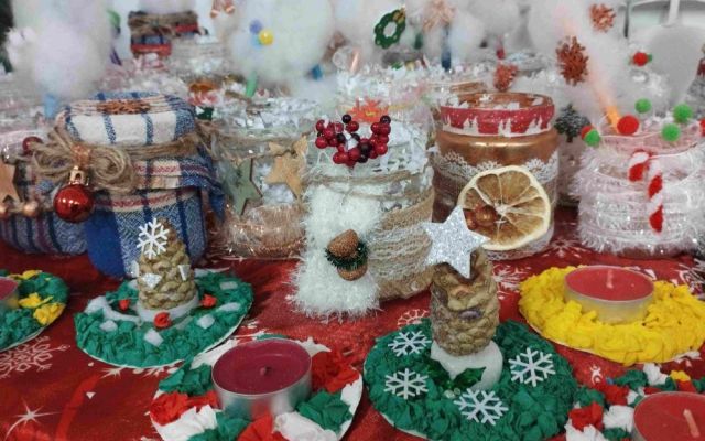 На 06.12.2024 г., Никулден, в Професионална гимназия по хотелиерство и туризъм „Академик Неделчо Неделчев“-Сливен грейнаха коледните светлини!