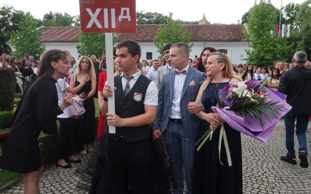 Поздравления на нашите завършващи дванадесетокласници!