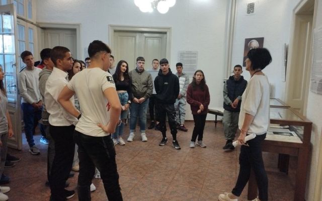 Уроци сред книгите – будителски дух в библиотеката