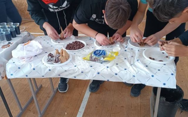 Клуб „Анимационен хоризонт“ подари коледна магия на седмокласници