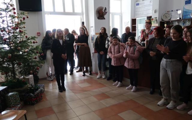 На 06.12.2024 г., Никулден, в Професионална гимназия по хотелиерство и туризъм „Академик Неделчо Неделчев“-Сливен грейнаха коледните светлини!