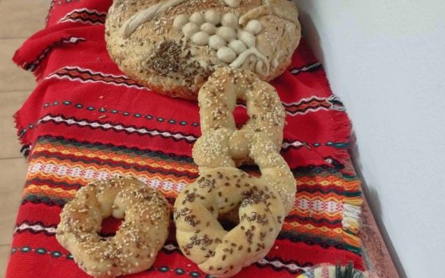 На 06.12.2024 г., Никулден, в Професионална гимназия по хотелиерство и туризъм „Академик Неделчо Неделчев“-Сливен грейнаха коледните светлини!