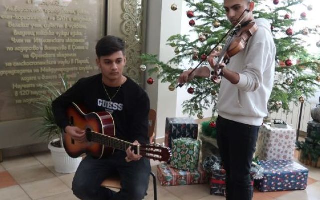 На 06.12.2024 г., Никулден, в Професионална гимназия по хотелиерство и туризъм „Академик Неделчо Неделчев“-Сливен грейнаха коледните светлини!